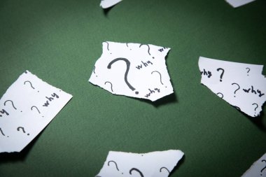  Soru işaretleri ve neden? Yırtılan kağıtlar. 
