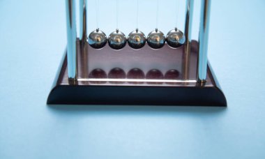 Mavi arka planda Newton 'un beşik topları. 