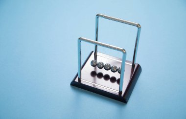 Mavi arka planda Newton 'un beşik topları. 