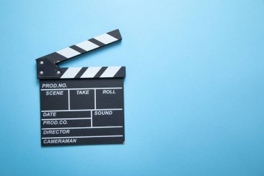 Mavi arkaplanda film alkışı.