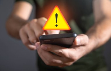 Akıllı telefon tutan adam. Sistem hacklenmiş uyarı uyarısı