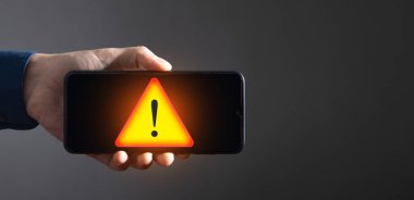 Akıllı telefon tutan adam. Sistem hacklenmiş uyarı uyarısı