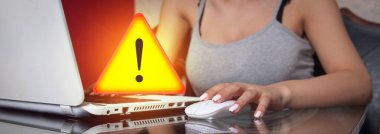 Dizüstü bilgisayar kullanan bir insan. Sistem hacklenmiş uyarı uyarısı