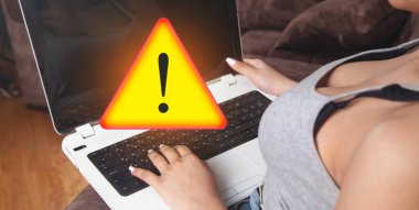 Dizüstü bilgisayar kullanan bir insan. Sistem hacklenmiş uyarı uyarısı