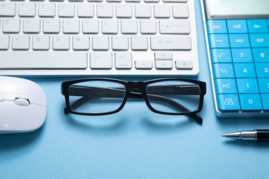 Bilgisayar klavyeli siyah gözlük..