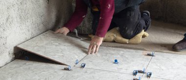 Seramik seramik seramik döşeme. Zemini yeniliyorum.