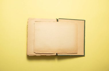 Sarı arkaplan üzerine kitap.