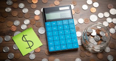 Yapışkan notta para ve hesap makinesi olan dolar sembolü. İş için. Finans