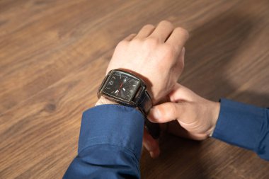 Lüks kol saati olan bir iş adamı. Moda, Yaşam Tarzı