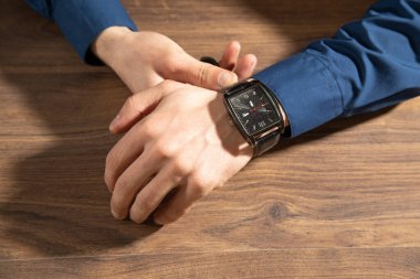 Lüks kol saati olan bir iş adamı. Moda, Yaşam Tarzı