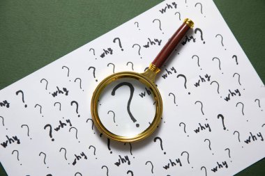 Soru işaretleri ve neden? Büyüteçle sözcük.