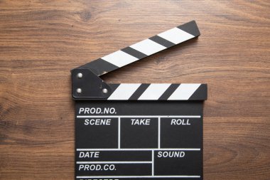 Ahşap arkaplanda film alkışı.