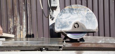 Elektrikli fayans kesme makinesi. İnşaat. İş