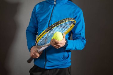 Tenis topu ve raket tutan adam. Spor. Hobi