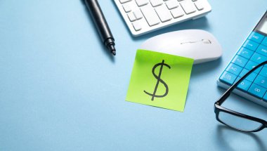 Yapışkan nottaki dolar sembolü. İş için. Finans