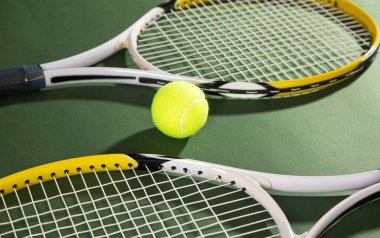 Tenis topu ve raketler. Spor. Hobi olarak. Yaşam biçimi