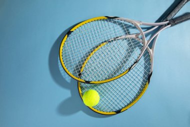 Tenis topu ve raketler. Spor. Hobi olarak. Yaşam biçimi