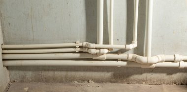 Plastik boru bağlanıyor. Su ısıtma radyatörü kuruluyor