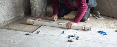 Seramik seramik seramik döşeme. Zemini yeniliyorum.