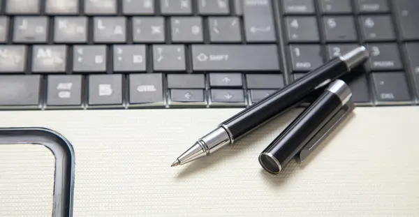 Black Pen Computer Keyboard — Stock Photo, Image