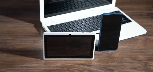 Okostelefon Tabletta Laptop Számítógép Asztalon — Stock Fotó