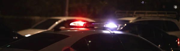 Rot Und Blaulichtblinker Polizeiauto Der Nacht Der Stadt — Stockfoto