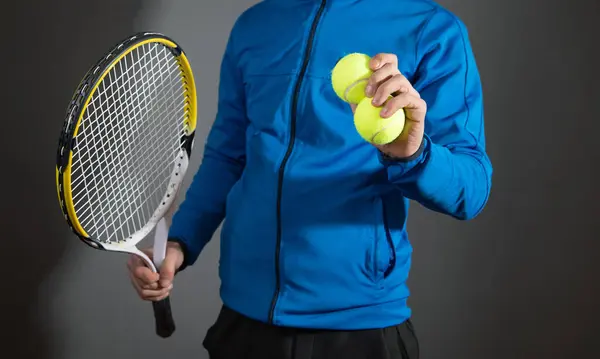 Мужчина Держит Теннисный Мяч Ракетку Спорт Хобби — стоковое фото