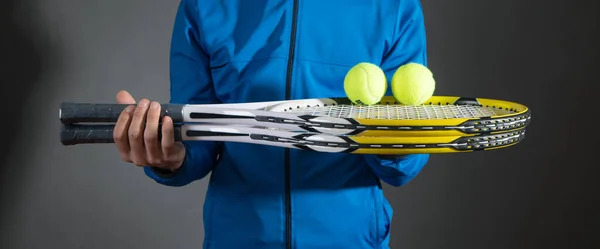 テニスボールとラケットを持っている男 スポーツ ホビー ホビー — ストック写真