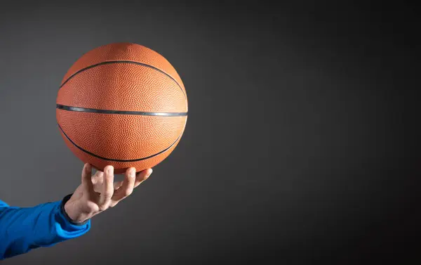 Vit Man Med Basketboll — Stockfoto