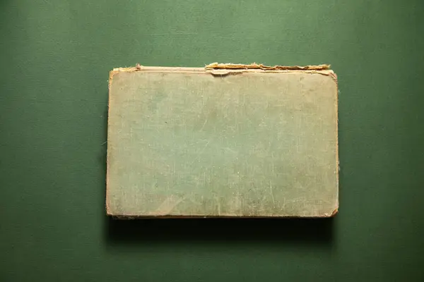 Книга Зеленом Фоне — стоковое фото