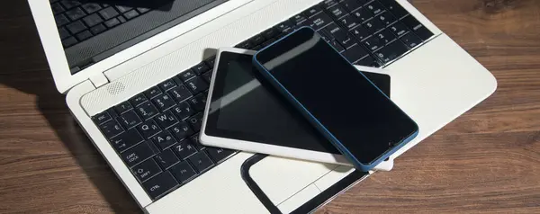 Smartphone Tablet Laptop Υπολογιστή Στο Ξύλινο Τραπέζι — Φωτογραφία Αρχείου