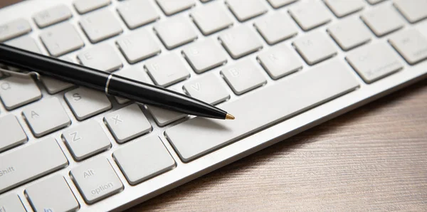 Black Pen Computer Keyboard — Stock Photo, Image