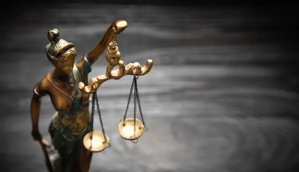  Adalet Anıtı. Hukuk ve Hukuk 