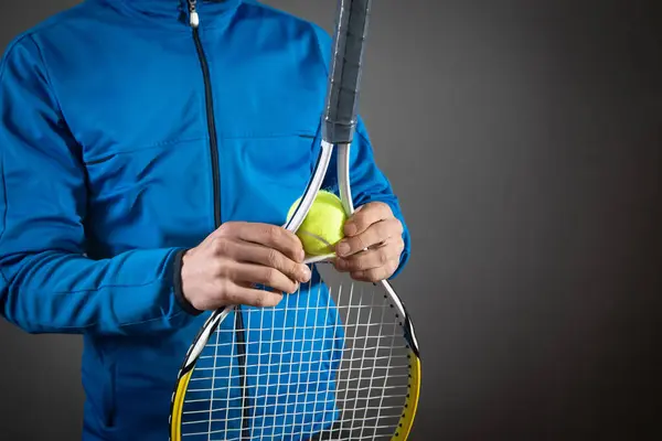 Άντρας Που Κρατάει Μπάλα Του Τένις Και Ρακέτα Αθλητισμός Χόμπι — Φωτογραφία Αρχείου