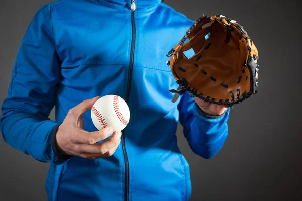 Man Visar Baseball Boll Och Läderhandske — Stockfoto