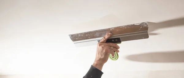 Pekerja Menerapkan Putty Dinding Merenovasi Rumah — Stok Foto