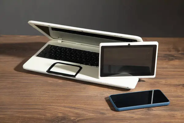 木製のテーブルの上のスマートフォン タブレット ノートパソコン — ストック写真