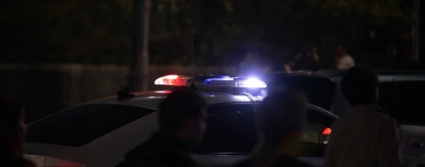 Червоне Світло Блимає Поліцейський Автомобіль Вночі Місті — стокове фото