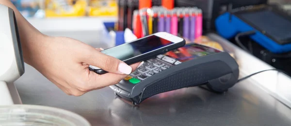 Customer Paying Purchases Contactless Smartphone — Stock Photo, Image