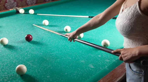Caucasian Young Girl Playing Billiards — Stock Photo, Image