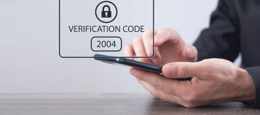 Akıllı telefon kullanan bir insan. Kimlik doğrulama kodu, Siber güvenlik 