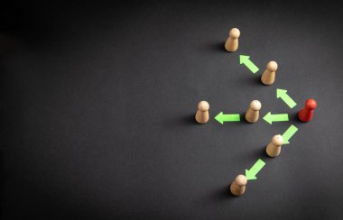 Delegasyon konsepti. Okları olan tahta insan figürleri