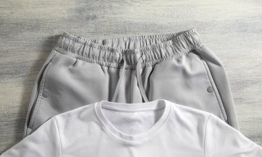 Beyaz spor gömlek ve gri pantolon. Moda.