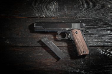 Koyu arkaplanda tabanca.