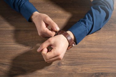 Lüks kol saati olan bir iş adamı. Moda, Yaşam Tarzı