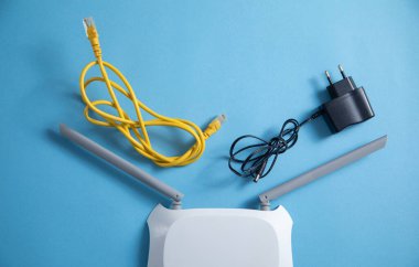 Mavi arkaplanda kablosuz ağ yönlendirici.