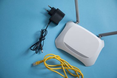 Mavi arkaplanda kablosuz ağ yönlendirici.