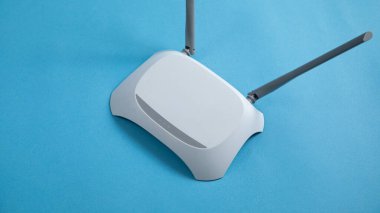 Mavi arkaplanda kablosuz ağ yönlendirici.