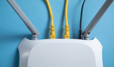 Mavi arkaplanda kablosuz ağ yönlendirici.