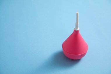 Mavi arka planda lastik lavman.